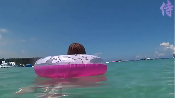 Молодая девушка плавает в море